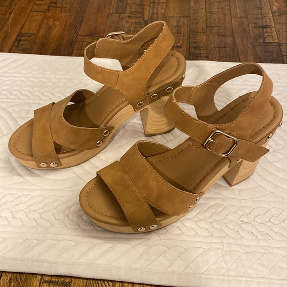 Sun and Stone, Delestep Cognac sandal wedges, size 7